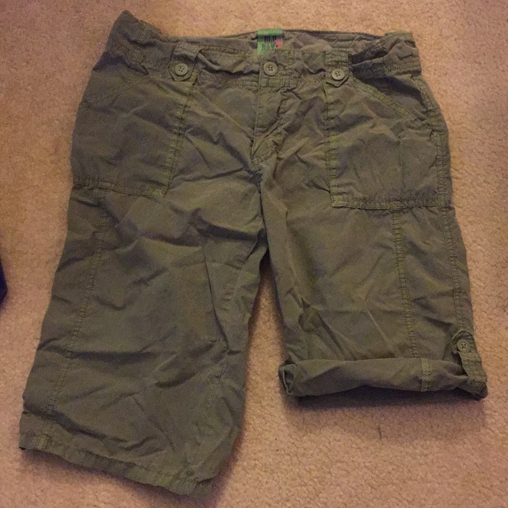 Old Navy army green roll up shorts